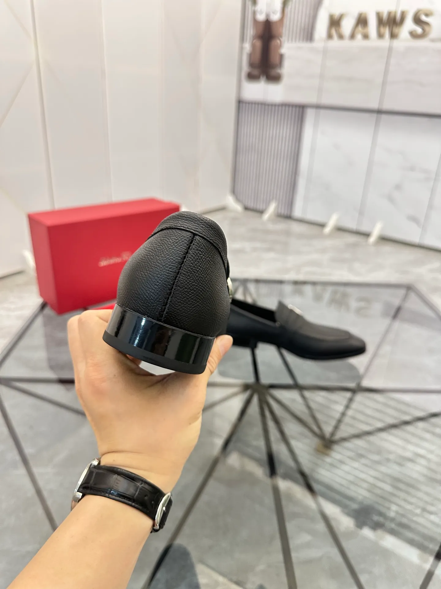 Men's shoes: 💰P640¥ High-end quality Product trademark: Ferragamo* "Ferragamo*" leather shoes Regular size: 38-44 (can be customized to 45.46.) Product materials: imported first-layer cowhide leather upper, cowhide lining, original outsole. Number: 688